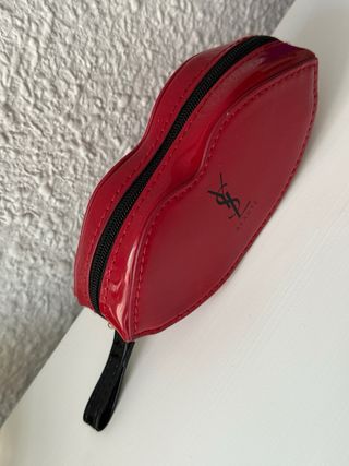 Neceser exclusivo YSL para labiales con espejo