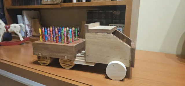 Trenino porta pastelli in legno