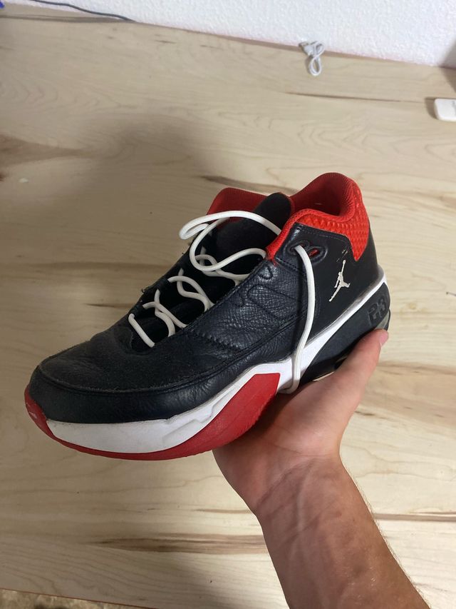 Zapatos Jordan Negros y Rojos