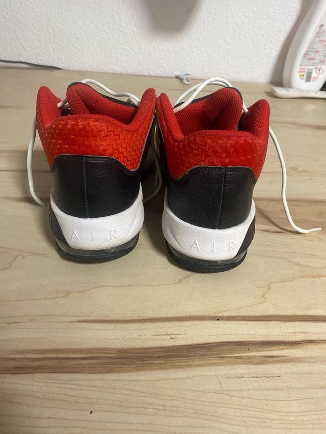 Zapatos Jordan Negros y Rojos