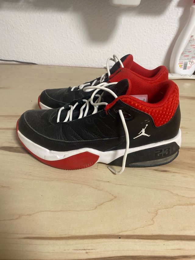 Zapatos Jordan Negros y Rojos