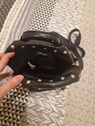 Mochila pequeña tachuelas negra.
