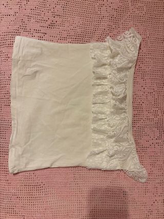 Top blanco con volantes de encaje