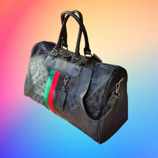 Bolso de deporte negro.