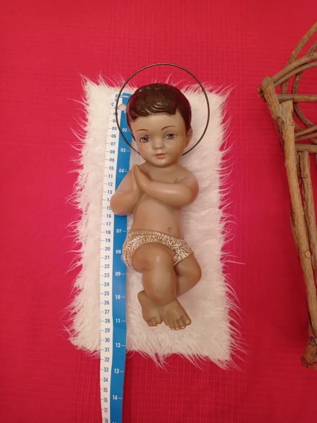 Niño Jesús con cuna de madera