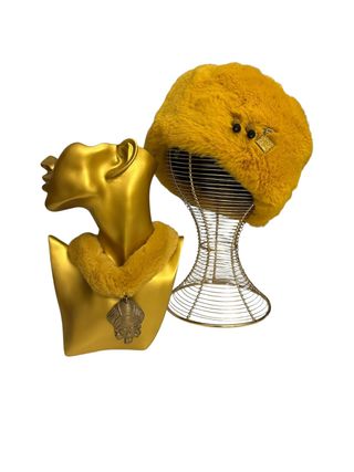 GORRO PELO SUAVE AMARILLO MOSTAZA. COLLAR A JUEGO