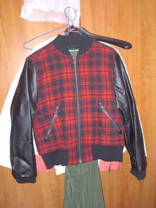 15- Chaqueta Benetton roja/ negra -talla 42