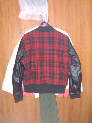 15- Chaqueta Benetton roja/ negra -talla 42