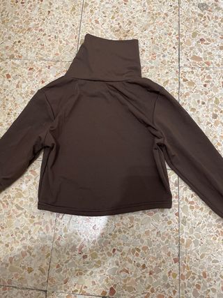 Camiseta manga larga cuello alto marrón