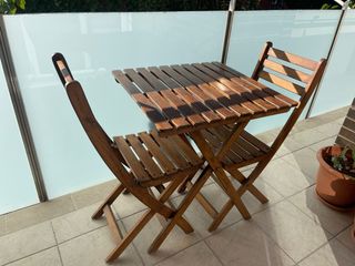 Conjunto mesa y sillas de madera exterior