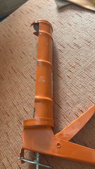 Pistola de silicona naranja