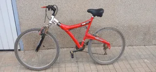 Bicicleta de montaña roja