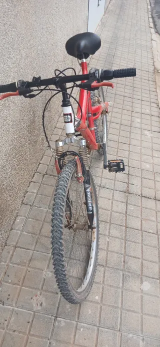 Bicicleta de montaña roja