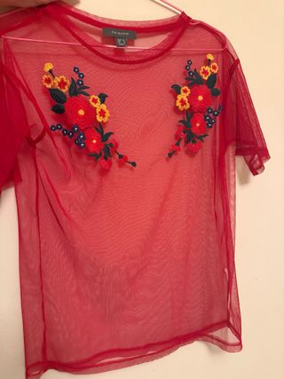 Camiseta roja de malla con bordado floral