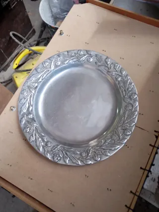 2Platos
 de metal decorado