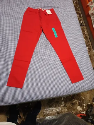 Pantalón vaquero rojo sin estrenar
