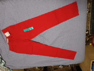 Pantalón vaquero rojo sin estrenar