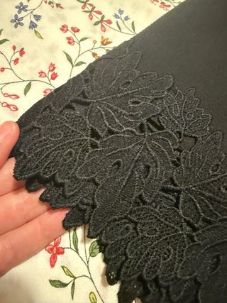 Falda negra con encaje