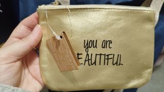 Bolso azul con neceser y organizador