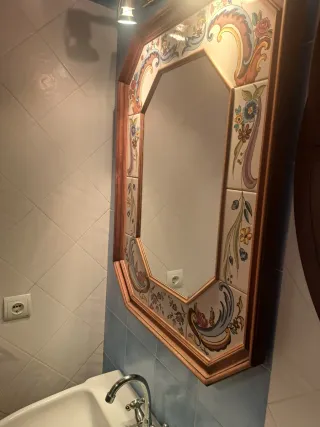 Espejo y lavabo de cerámica