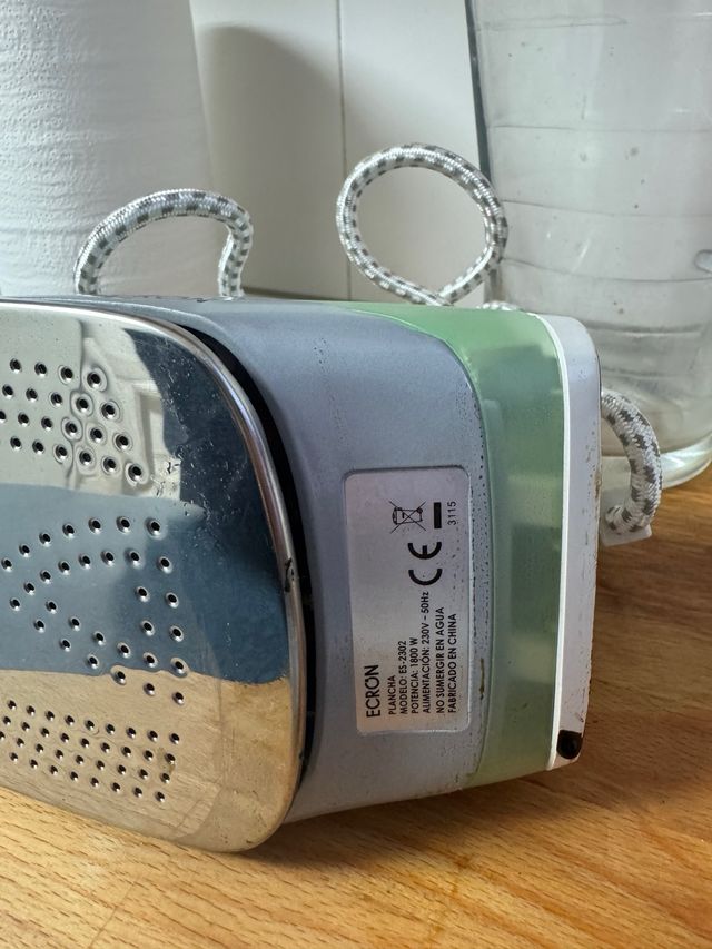 Plancha Eléctrica a Vapor ECRON ES-2302