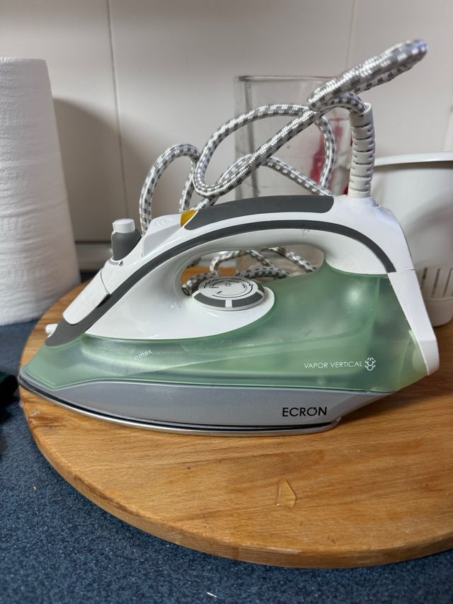 Plancha Eléctrica a Vapor ECRON ES-2302