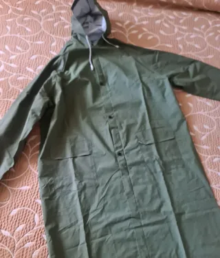 3 chubasqueros impermeables verdes