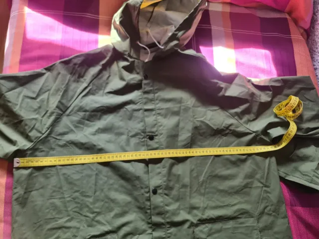 3 chubasqueros impermeables verdes