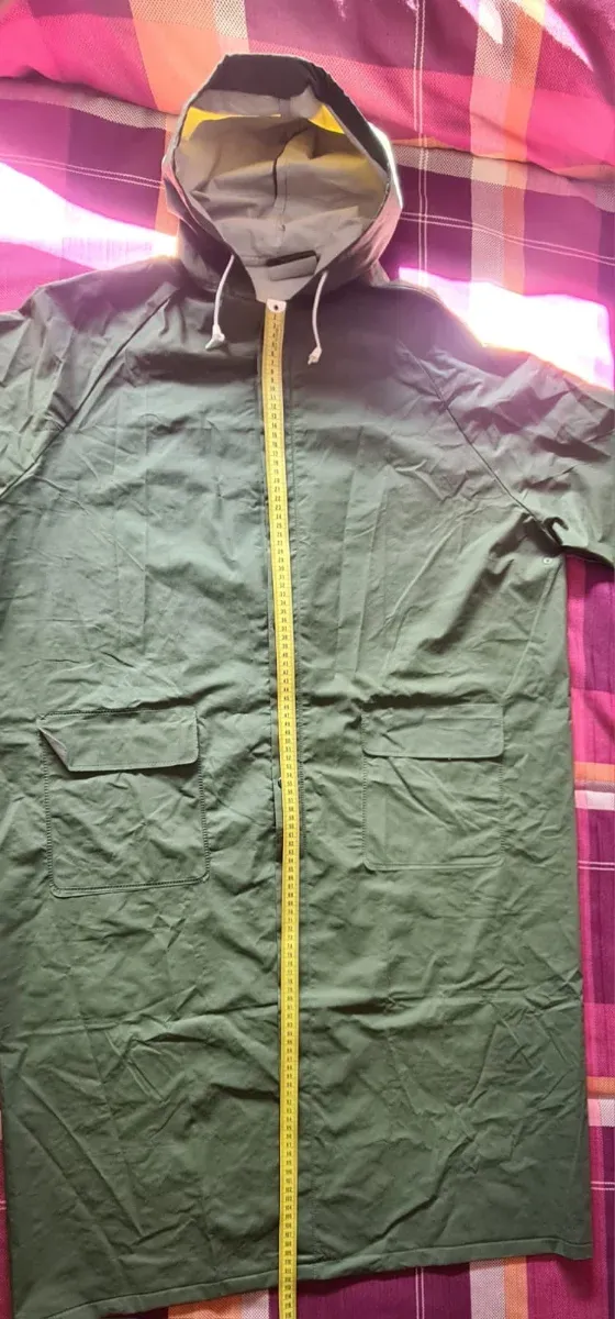 3 chubasqueros impermeables verdes