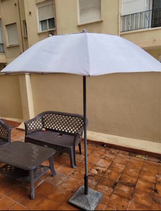 Sombrilla de terraza gris y blanca