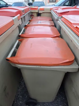 Contenedor de basuras naranja