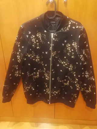 Cazadora Stradivarius floral negra T.M