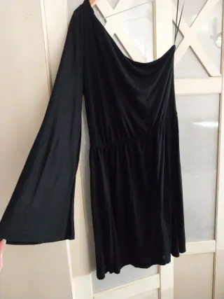 Vestido negro de una manga