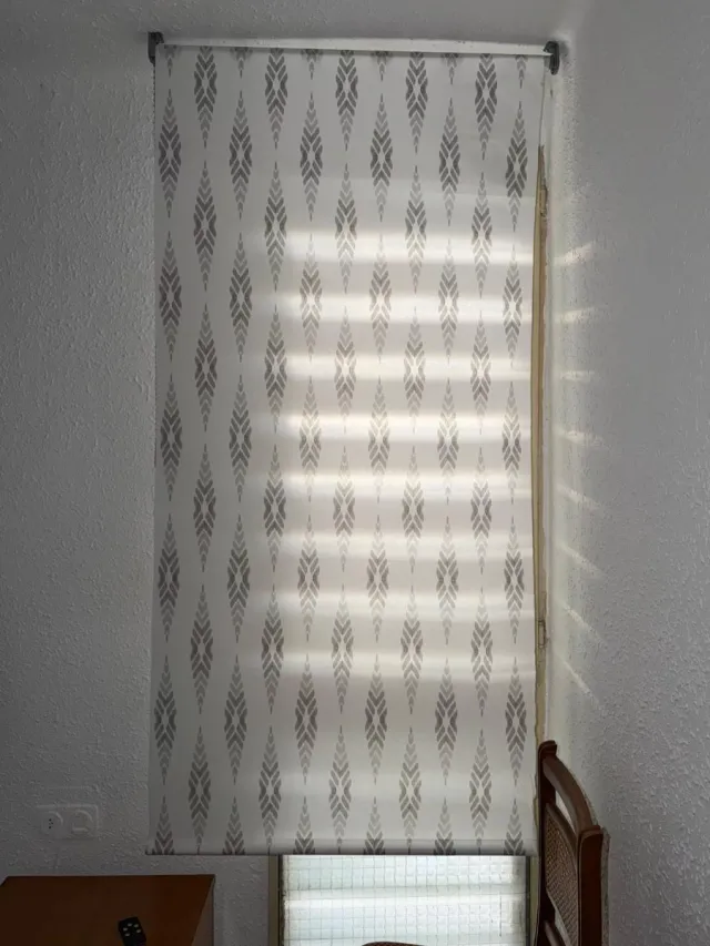 Estor de ventana gris y blanco