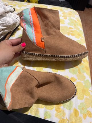 Botas marrones con detalles multicolor