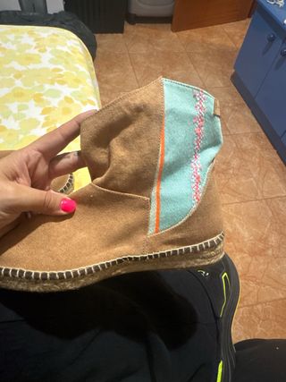 Botas marrones con detalles multicolor