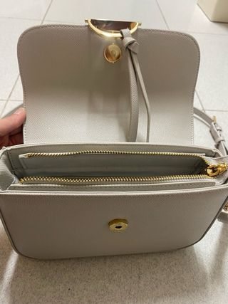 Bolso de hombro gris Carpisa con detalles dorados