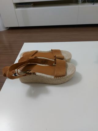Sandalias de cuña con tiras