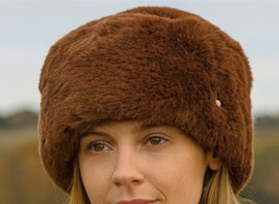 GORRO DE PELO MARRON CON COLGANTE