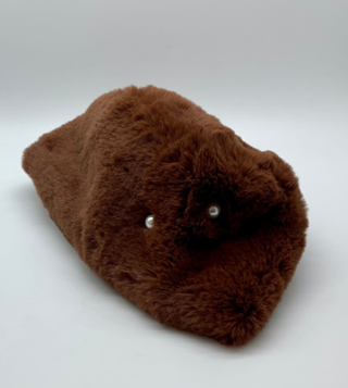GORRO DE PELO MARRON CON COLGANTE