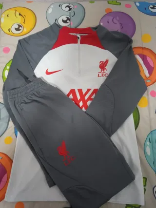 Chándal Liverpool Nike Gris y Blanco (negociable)