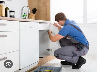 Trabajo de reparaciones y montaje de muebles