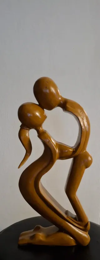 Scultura in legno coppia innamorati. 