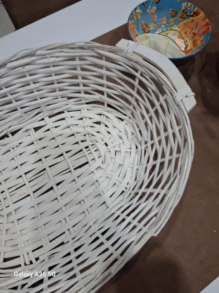 Cestino in vimini bianco