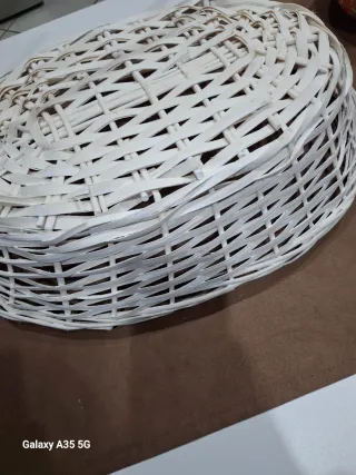 Cestino in vimini bianco