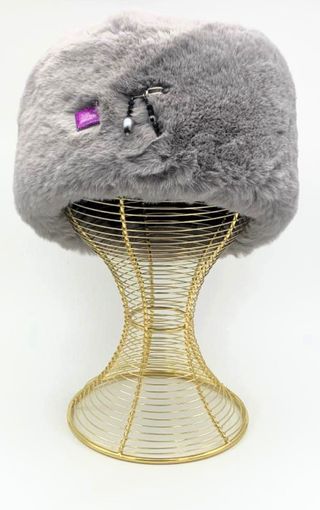 GORRO DE PELO SUAVE GRIS Y COLGANTE