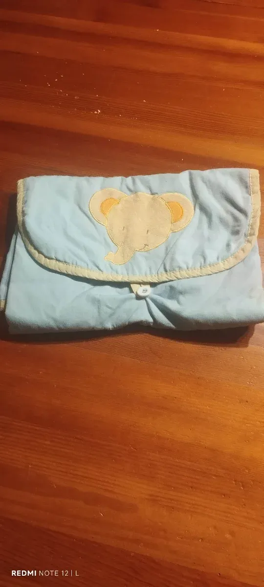 Cambiador de bebé azul con elefante