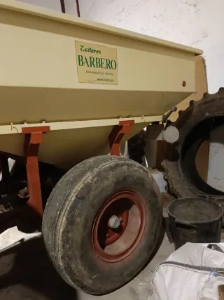 Abonadora arrastrada Talleres Barbero