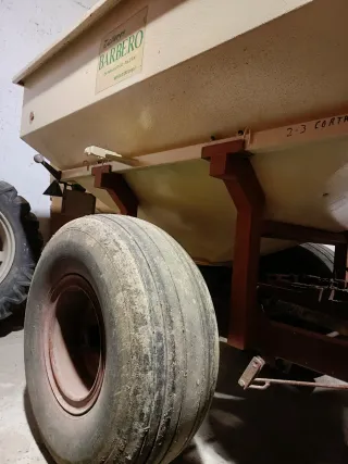 Abonadora arrastrada Talleres Barbero