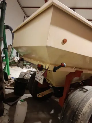 Abonadora arrastrada Talleres Barbero